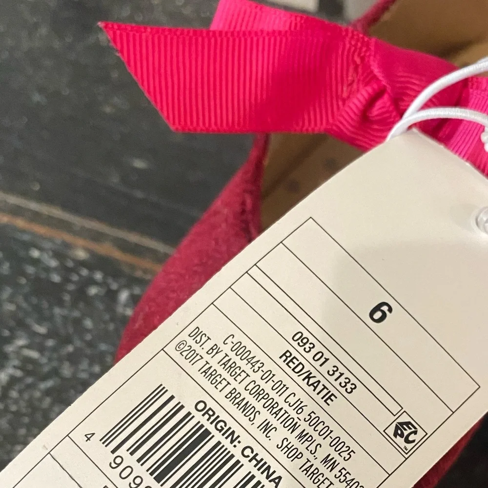 Sweetest little red velvet shoes with fabric bows😍just in time for ❤️day!